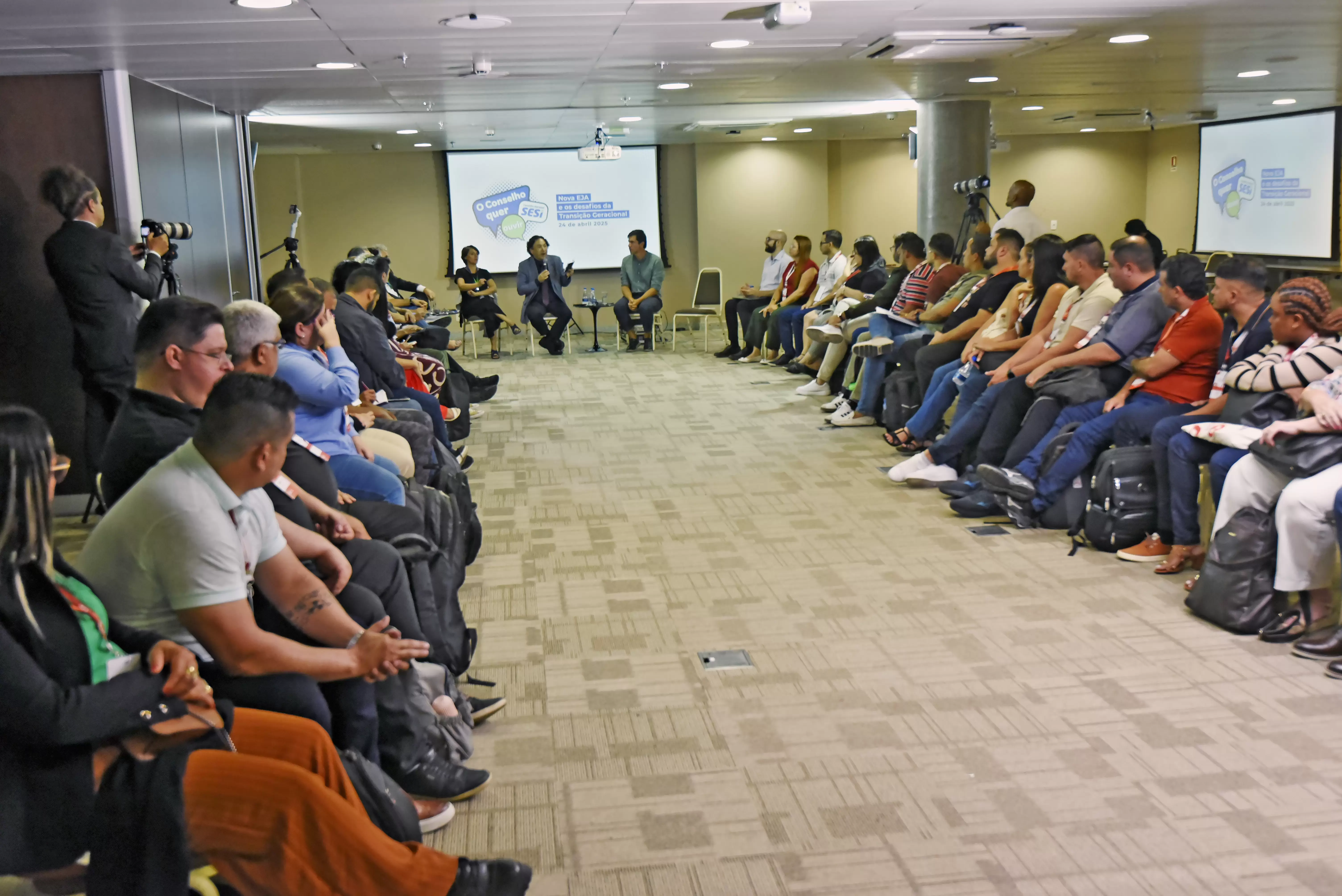 Evasão de estudantes e valorização docente são desafios da EJA no país